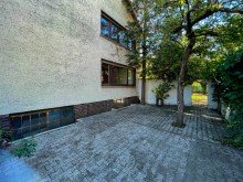 Stellpl�tze im Freien Attraktives Zweifamilienhaus mit gro�em Entwicklungspotenzial!