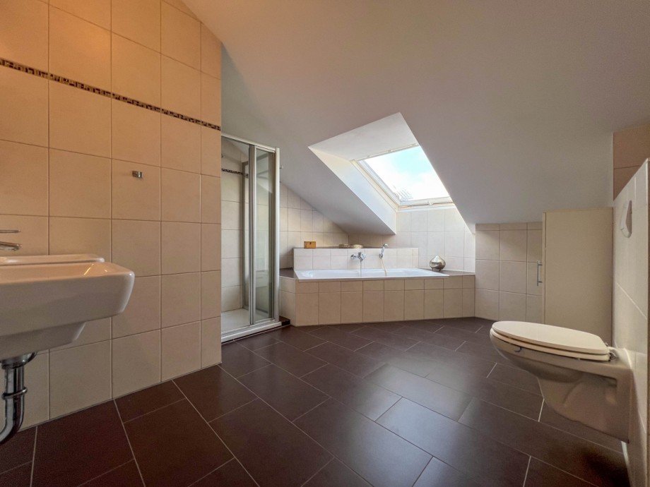 DG Tageslichtbad Maisonettewohnung Offenbach / Bieber