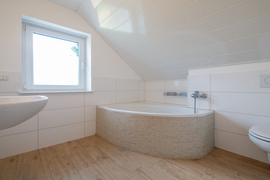 Tageslichtbad mit Wanne Einfamilienhaus Offenbach am Main