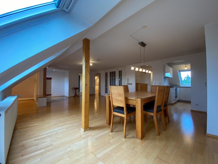 Wohn-/Esszimmer Dachgeschosswohnung Offenbach / B�rgel