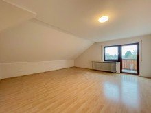 Zimmer 1 Gro�z�gige 4-Zimmer-Wohnung mit Balkon mit N�he zu Frankfurt - Perfekt f�r Familien und Paare
