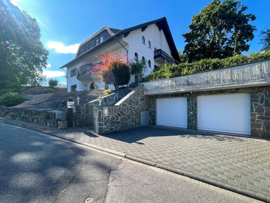 Hausansicht mit Doppelgarage Villa Sch�llkrippen