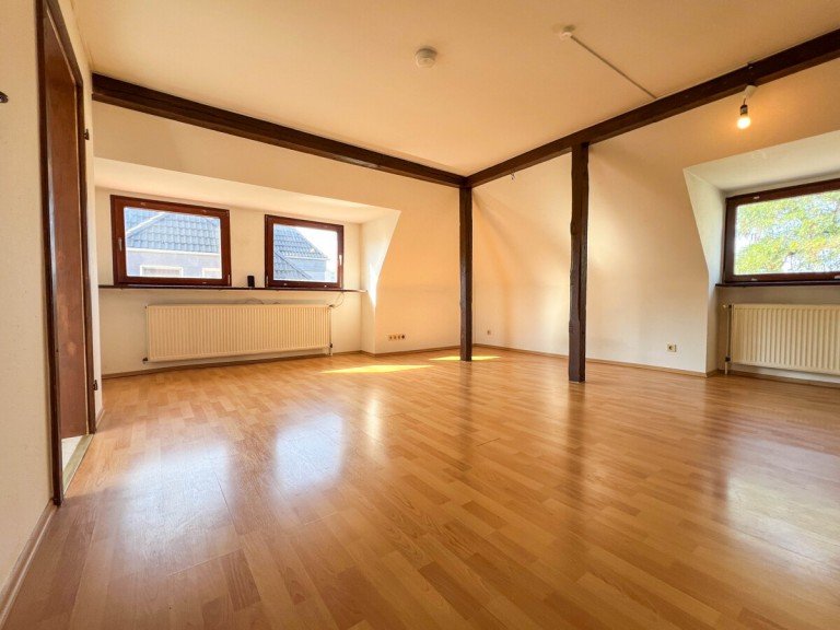 Wohnzimmer Offenbach Dachgeschosswohnung Wohnkomfort in Offenbach: 3 Zimmer mit Gemeinschaftsgarten und perfekter Anbindung