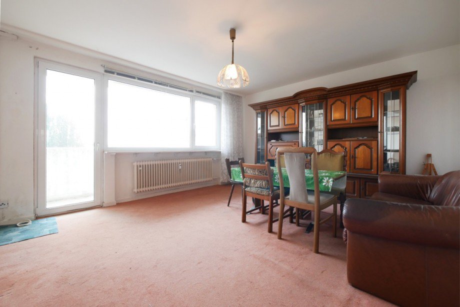 Wohnzimmer mit Zugang zum Balkon Etagenwohnung Offenbach am Main