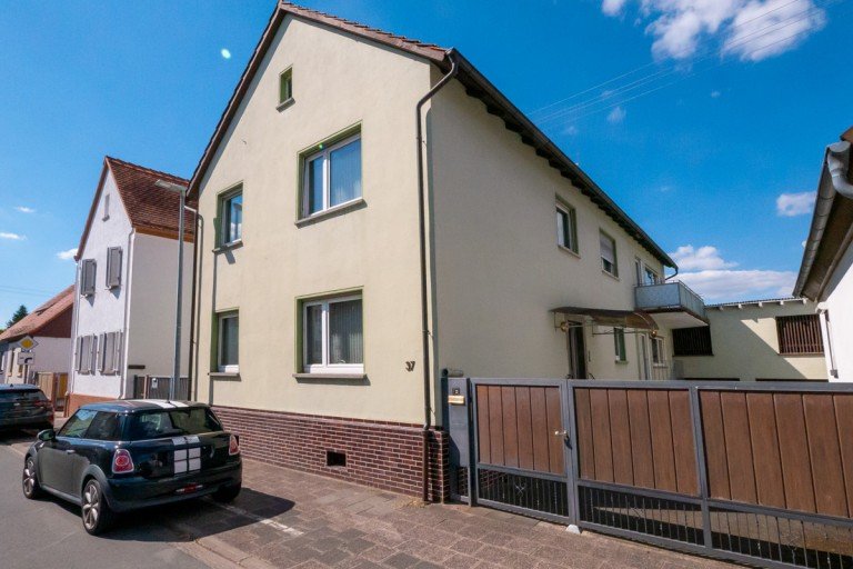 Frontansicht Dreieich / Offenthal Einfamilienhaus Freistehendes Einfamilienhaus mit Einliegerwohnung + 563qm angrenzender Wiese!