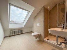Tageslichtbad mit Dusche Zentrales Reihenendhaus in Frankfurt Riedberg/ Mertonviertel: Licht, Stil und Komfort