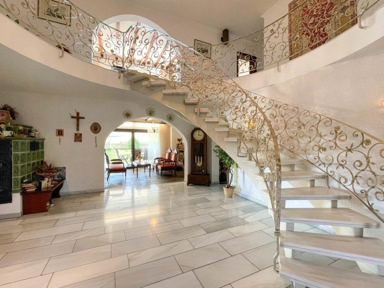 Empfangsbereich Sch�llkrippen Villa Exklusive Unternehmervilla: Gro�z�giges Anwesen an Feldrandlage mit 1763qm Grundst�ck!