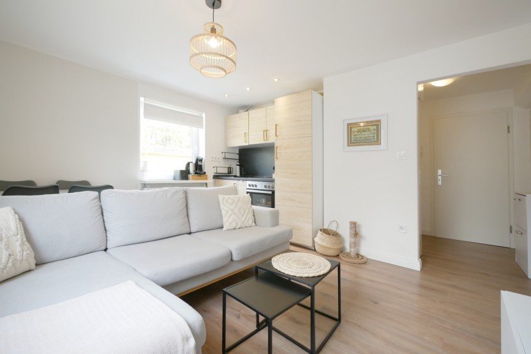 Wohnbereich mit Offener K�che Neu-Isenburg / Zeppelinheim Erdgeschosswohnung Moderne 2-Zimmer Wohnung mit EBK