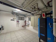 Keller Zentrales Reihenendhaus in Frankfurt Riedberg/ Mertonviertel: Licht, Stil und Komfort