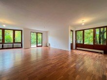 Wohn- & Essbereich Zentrales Reihenendhaus in Frankfurt Riedberg/ Mertonviertel: Licht, Stil und Komfort