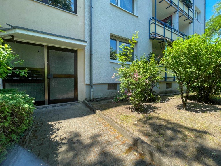 Hausansicht Offenbach Etagenwohnung Leerstehende 2-Zimmer-Erdgeschosswohnung mit Stellplatz und zwei Balkonen nahe dem Sana Klinikum
