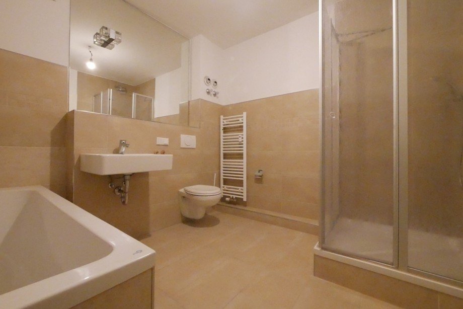Badezimmer mit Wanne Etagenwohnung Obertshausen