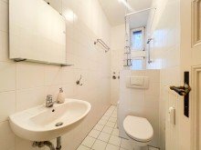 Tageslichtbad Altbauwohnung  in zentraler Lage von Frankfurt - nur wenige Schritte bis zum Main