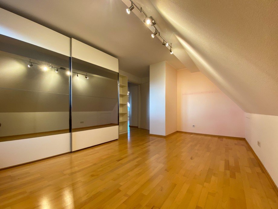 Schlafzimmer 1 Dachgeschosswohnung Offenbach / B�rgel