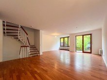 Wohn- & Essbereich Zentrales Reihenendhaus in Frankfurt Riedberg/ Mertonviertel: Licht, Stil und Komfort
