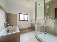 Tageslichtbad mit Wanne Zentrales Reihenendhaus in Frankfurt Riedberg/ Mertonviertel: Licht, Stil und Komfort