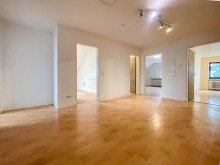 Flur Gro�z�gige 4-Zimmer-Wohnung mit Balkon mit N�he zu Frankfurt - Perfekt f�r Familien und Paare