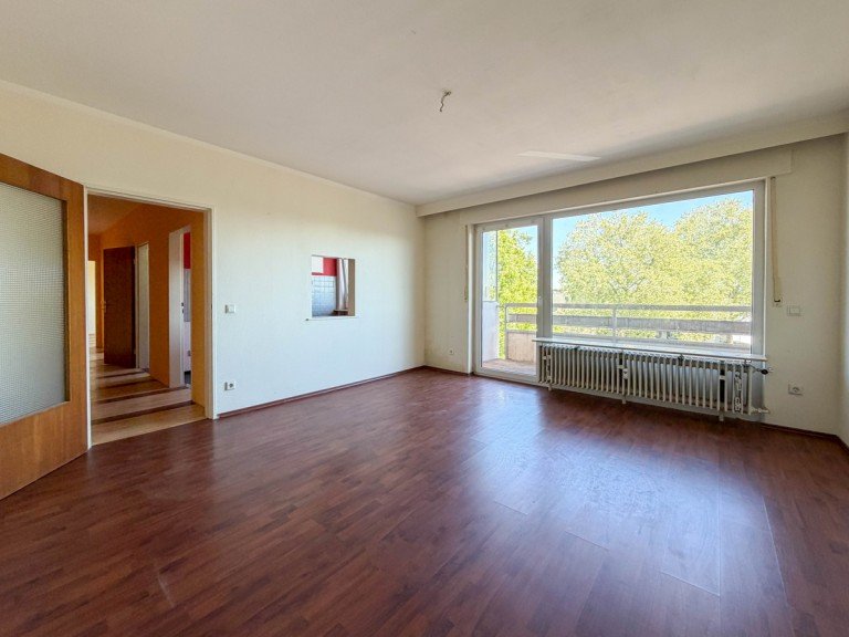 Wohnzimmer Offenbach / Bieber Etagenwohnung Lehrstehende 3-Zi.-Wohnung mit viel Potenzial in gepflegter Wohnanlage in Offenbach-Bieber